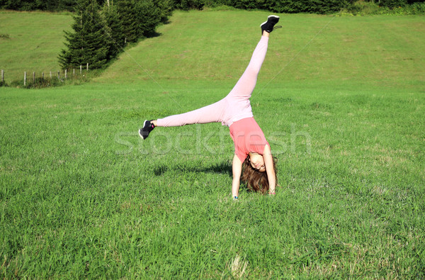 Glücklich kleines Mädchen grünen Bereich Mädchen Hände Stock foto © goce