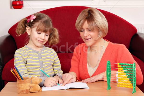 Glücklich Mutter Tochter Hausaufgaben Kind Bleistift Stock foto © goce