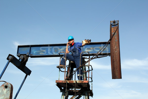 Ölarbeiter sprechen Handy Telefon Bereich Kontakt Stock foto © goce