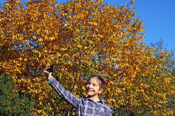Glücklich kleines Mädchen Park Herbstsaison Mädchen Natur Stock foto © goce