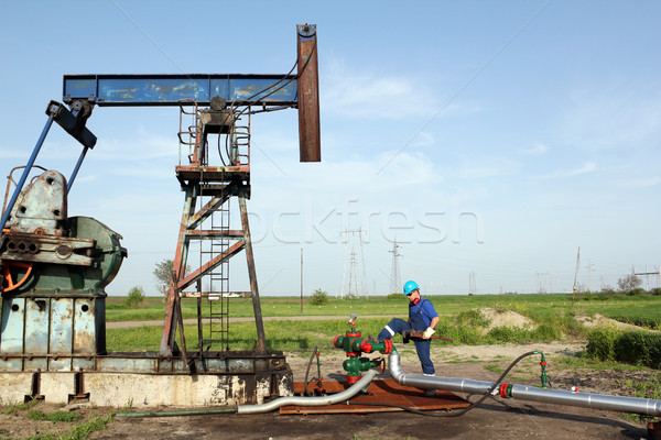 Ölarbeiter Schraubenschlüssel Öl Bereich Industrie Arbeitnehmer Stock foto © goce