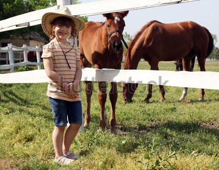 Fetita cowboy palarie ranch fată zâmbet câmp Imagine de stoc © goce