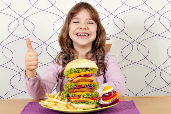 Stok fotoğraf: Mutlu · küçük · kız · büyük · hamburger · başparmak · yukarı