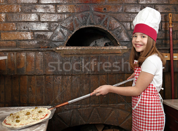 Feliz little girl cozinhar real pizza pizzaria Foto stock © goce