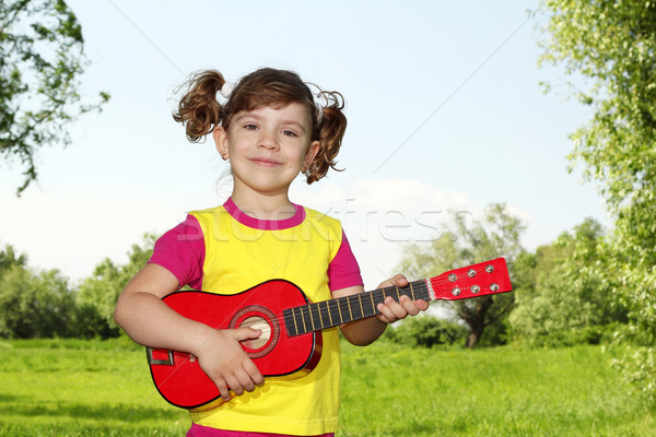 Meisje gitaar park muziek kind schoonheid Stockfoto © goce