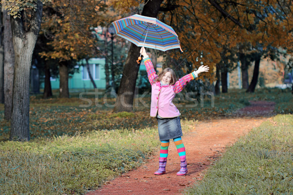 Glücklich kleines Mädchen Dach Park Herbstsaison Mädchen Stock foto © goce