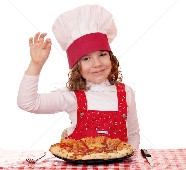 Foto stock: Little · girl · cozinhar · pizza · sinal · da · mão · sorrir