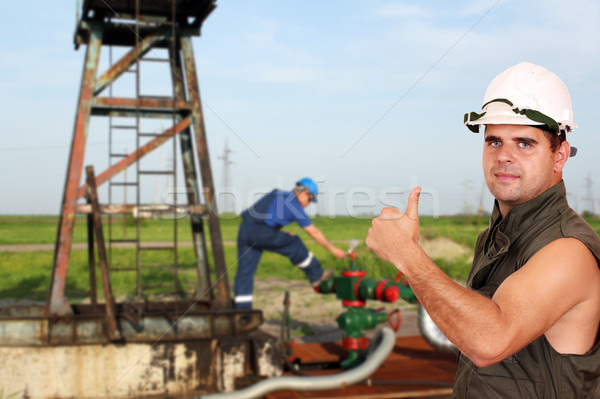 Ölarbeiter Daumen up Bereich Industrie Arbeitnehmer Stock foto © goce