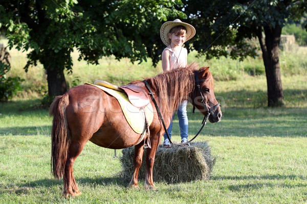 Fetita cowboy palarie ponei cal animale de companie fată Imagine de stoc © goce