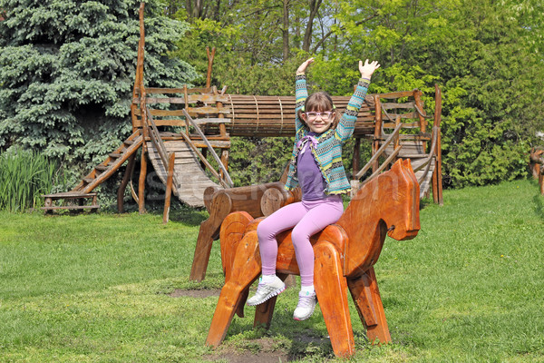 Gelukkig meisje park speeltuin meisje glimlach Stockfoto © goce