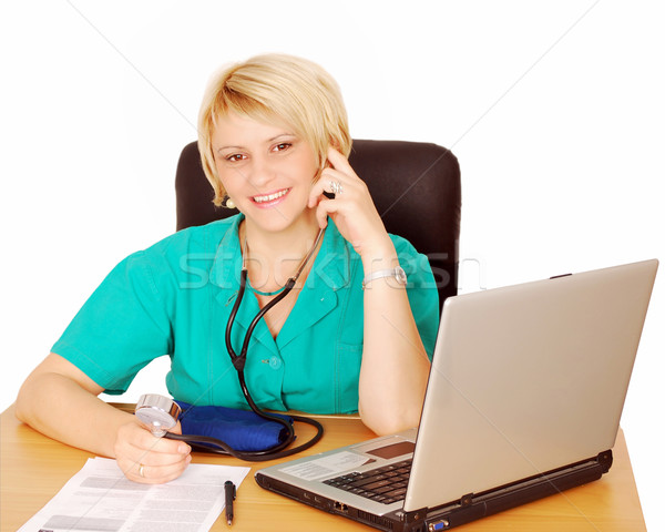 Kobiet lekarza laptop ciśnienie krwi urządzenie komputera Zdjęcia stock © goce