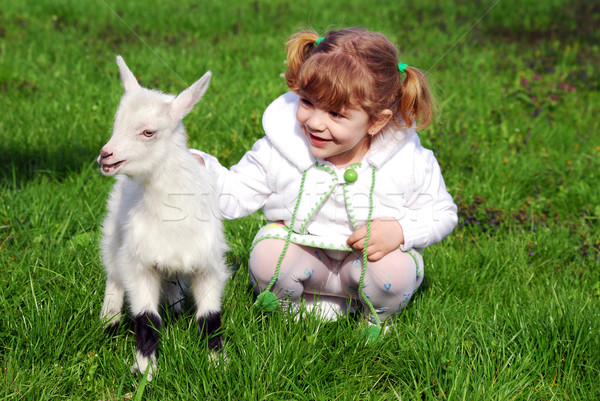 Küçük kız çocuk çocuk bahçe güzellik yeşil Stok fotoğraf © goce