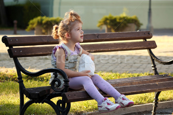 Kleines Mädchen Sitzung Bank Kind Spaß jungen Stock foto © goce