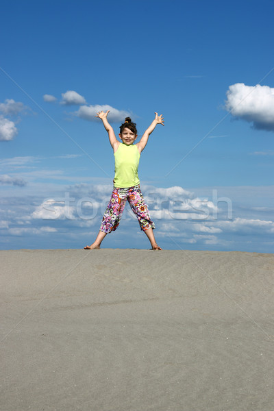 Menina feliz as mãos levantadas praia céu mão criança Foto stock © goce
