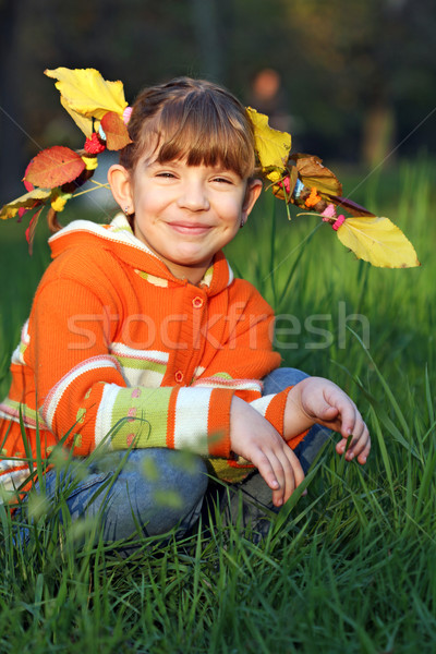 Schönen kleines Mädchen Blätter Haar Herbstsaison Natur Stock foto © goce