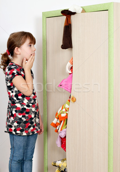 Dziewczynka patrząc niechlujny szafie dzieci Zdjęcia stock © goce