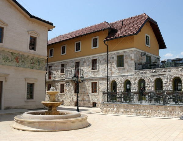 Piatră fântână pătrat apă constructii stradă Imagine de stoc © goce
