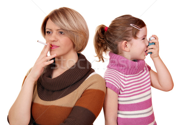 Foto stock: Fumar · pueden · causar · asma · ninos · mujer