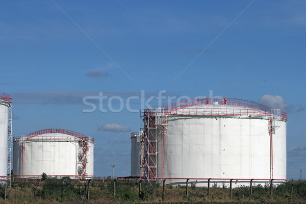 Rafinarie câmp industria de petrol cer verde ulei Imagine de stoc © goce