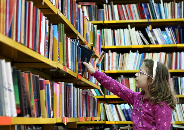 Little girl livro biblioteca livros crianças criança Foto stock © goce