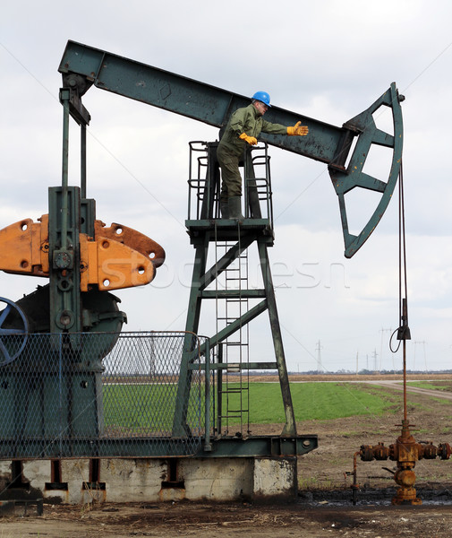 Ölarbeiter pumpen Bereich Industrie Arbeitnehmer Macht Stock foto © goce