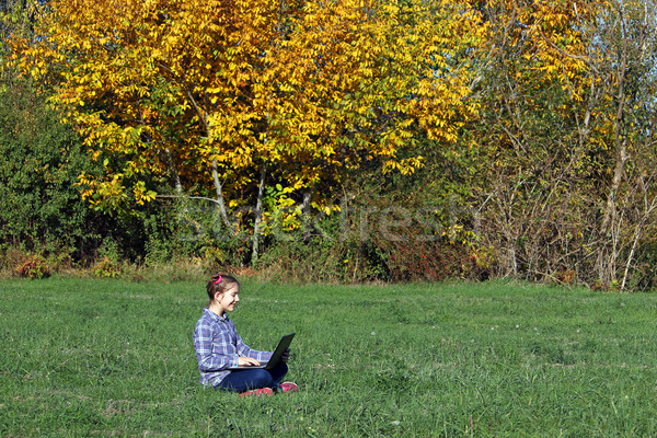 Feliz little girl jogar laptop parque Foto stock © goce