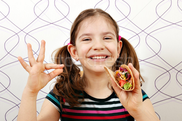 Fericit fetita tacos cauza semn de mana fată Imagine de stoc © goce
