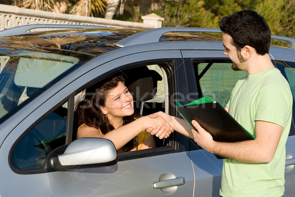 Conducere examen cumpărare new car femeie mâini Imagine de stoc © godfer