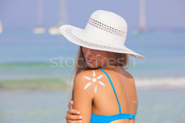 Nyár nő nap bőrápolás barna bőr tengerpart Stock fotó © godfer
