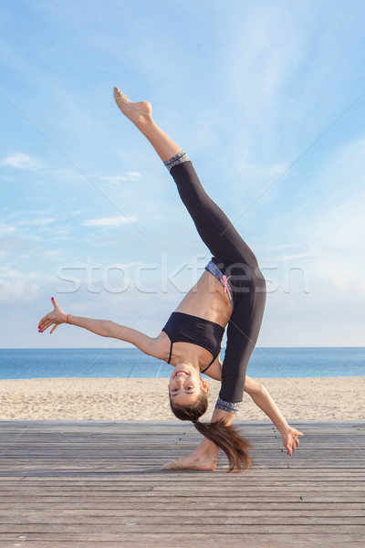 Akrobatik Geschicklichkeit jungen Turnerin Übung Sport Stock foto © godfer