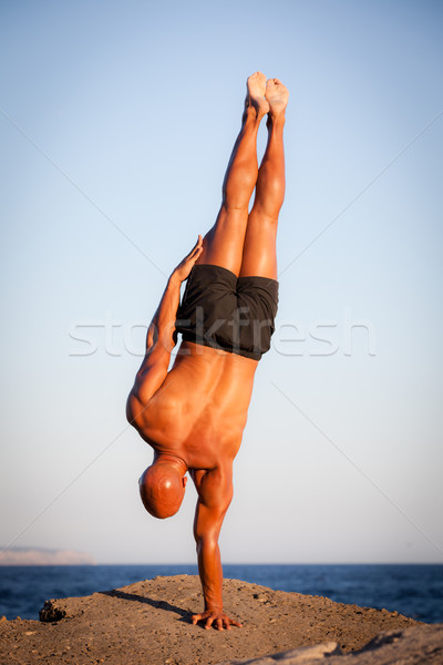 Erő erős férfi képzés kint kéz Stock fotó © godfer