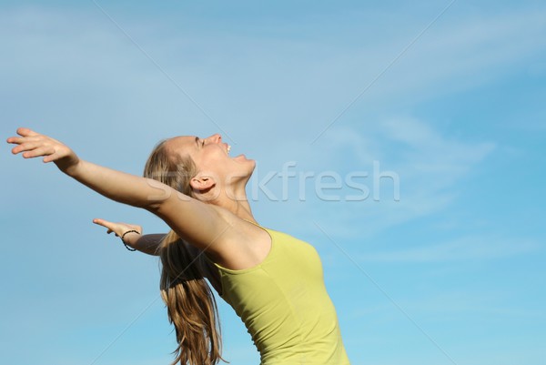 Fiatal nő kiált énekel karok a magasban hit dícséret Stock fotó © godfer