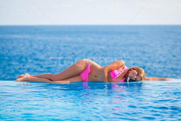 Verano mujer tomar el sol infinito piscina mallorca Foto stock © godfer