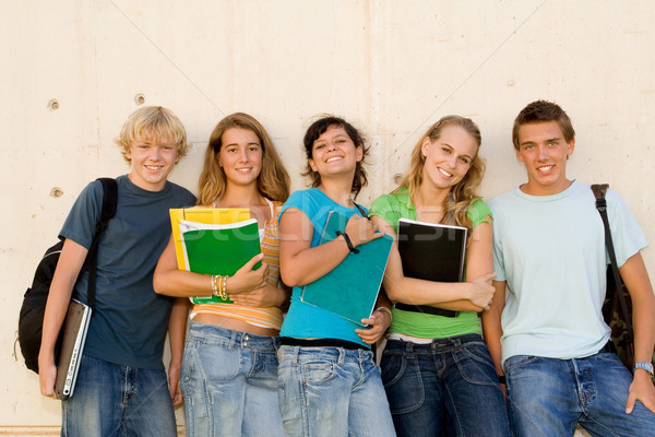 Imagine de stoc: Grup · fericit · studenţi · campus · şcoală · fete