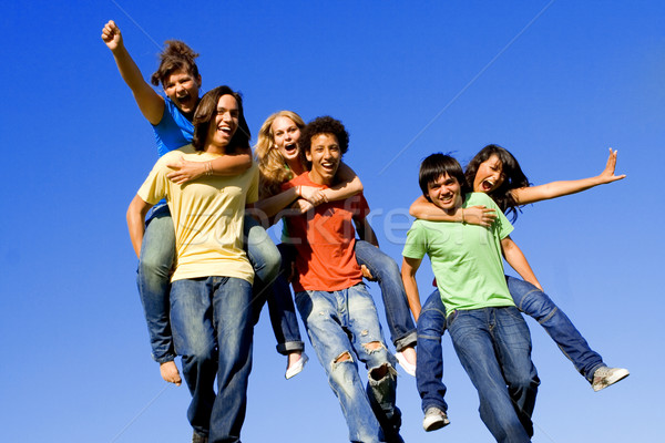 Piggyback diverso grupo adolescentes diversão adolescente Foto stock © godfer