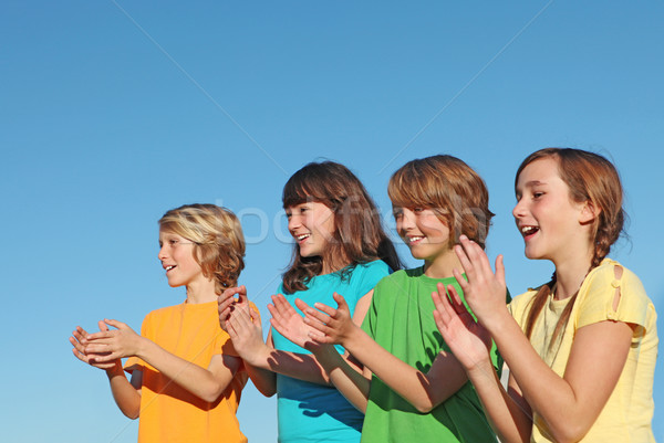 Csoport gyerekek gyerekek tapsol boldog lányok Stock fotó © godfer