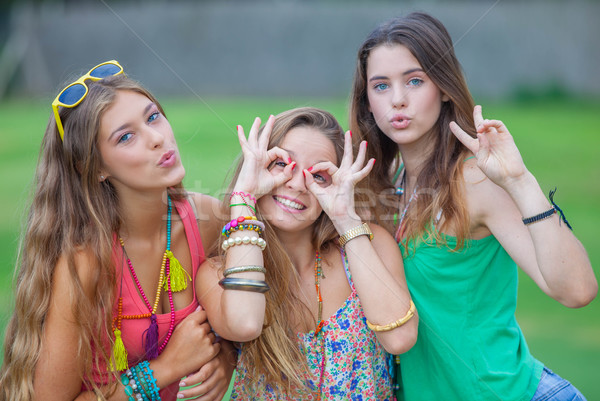 Csinos csoport tinédzserek lányok fúj haj Stock fotó © godfer