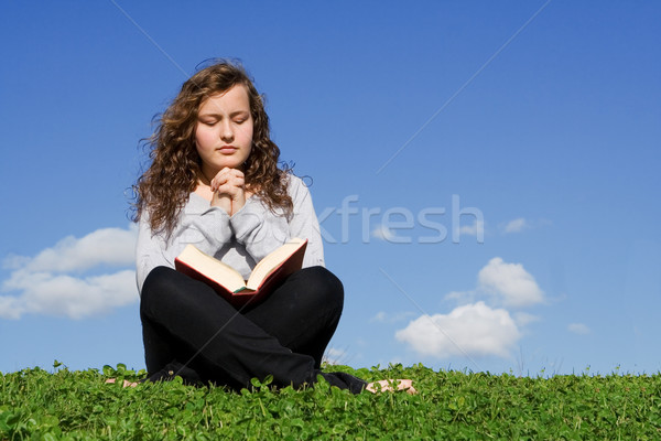 Copil Teen rugăciune lectură Biblie în aer liber Imagine de stoc © godfer
