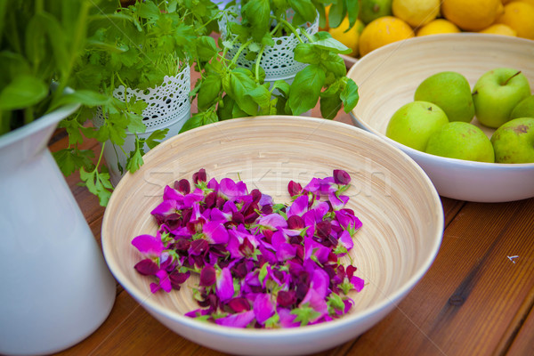 Vegetáriánus étel organikus gyümölcs gyógynövények tál dekoratív Stock fotó © godfer