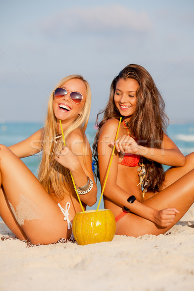 Vrouwen zomervakantie vakantie jonge vrouwen drinken strand Stockfoto © godfer