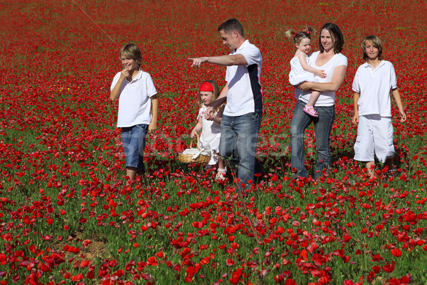 [[stock_photo]]: Saine · famille · heureuse · marche · famille · enfants · heureux