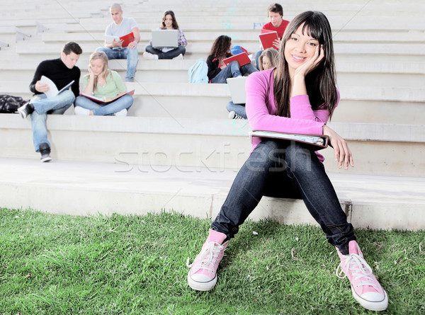 Studenţi lucru în aer liber campus carte student Imagine de stoc © godfer