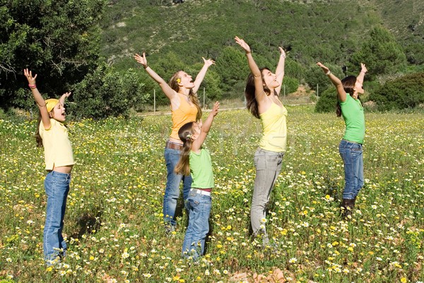 Stock fotó: Család · csoport · karok · a · magasban · énekel · gyerekek · boldog