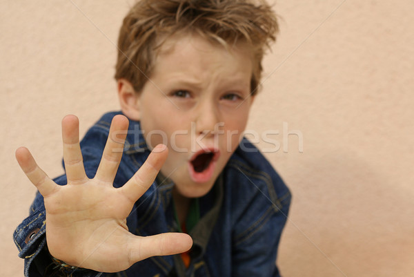 Jongen boos bange hand uit Stockfoto © godfer