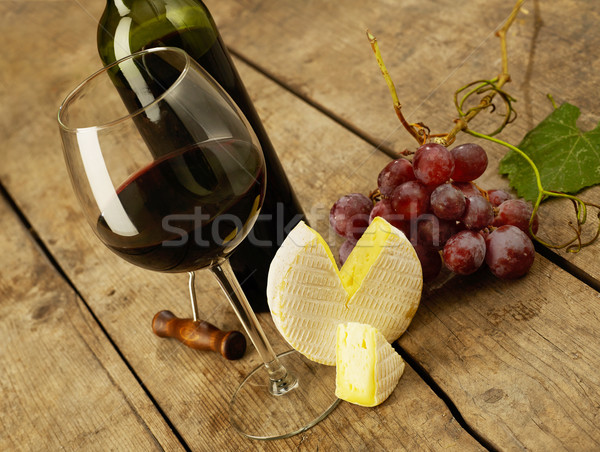 Foto d'archivio: Vino · rosso · degustazione · formaggio · legno · vino · tavola