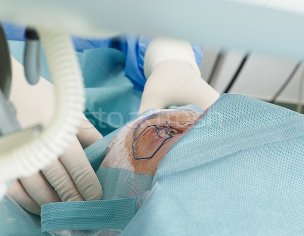 Examen medical femeie ochi deschide spital medic Imagine de stoc © goir