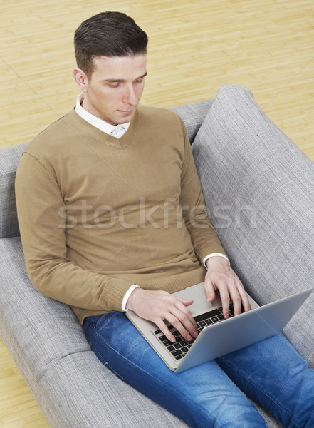 Foto stock: Homem · trabalhando · laptop · sofá · internet · tecnologia