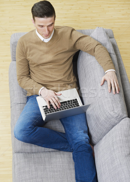 Uomo divano laptop lavoro internet tecnologia Foto d'archivio © goir