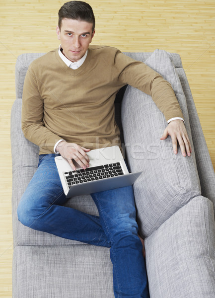Stock fotó: Férfi · laptop · kanapé · dolgozik · internet · technológia