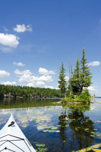 晴れた 風光明媚な 北方 湖 カヤック フォアグラウンド ストックフォト © Gordo25